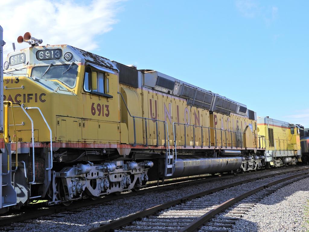 05 Union Pacific Centennial 6913 sm.jpg