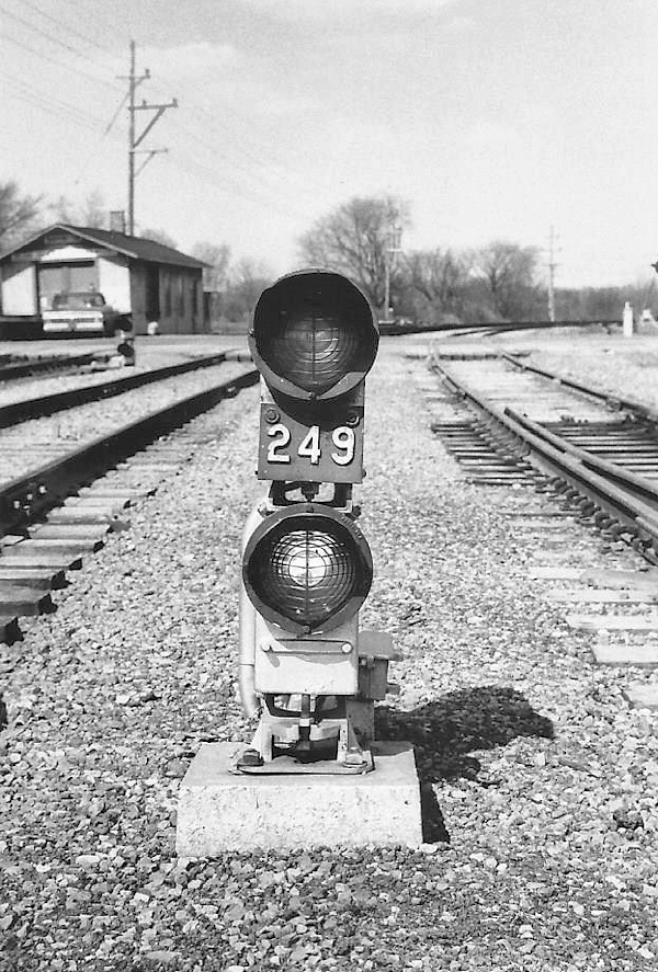 1974-ish Barrington IL EJ&E Dwarf Signal - for upload.jpg