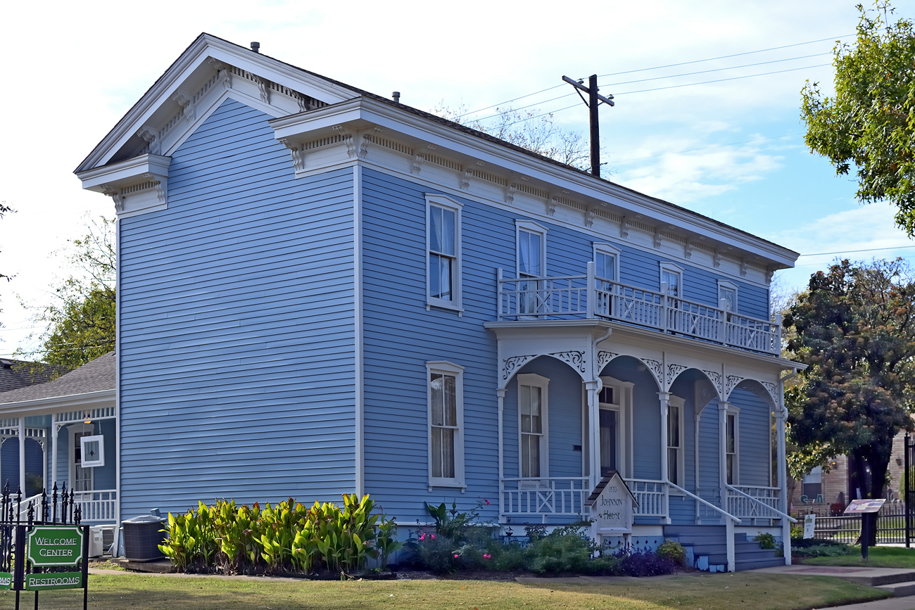 560_0028R_L_small.JPG