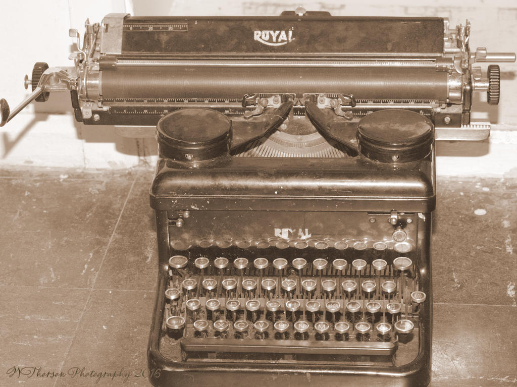 Antique Typewriter 8-21-2016.jpg
