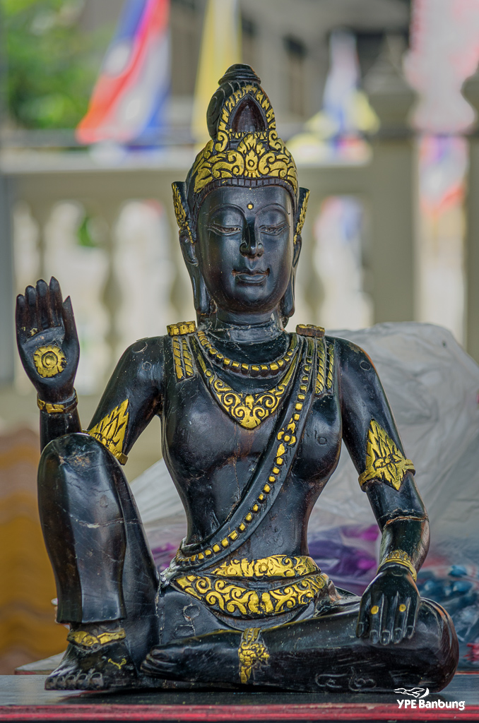 black-statue-3.jpg