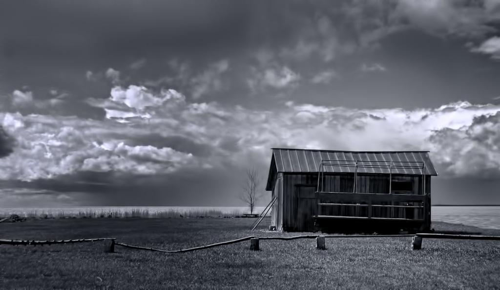 boat house1200 blk n wht.jpg