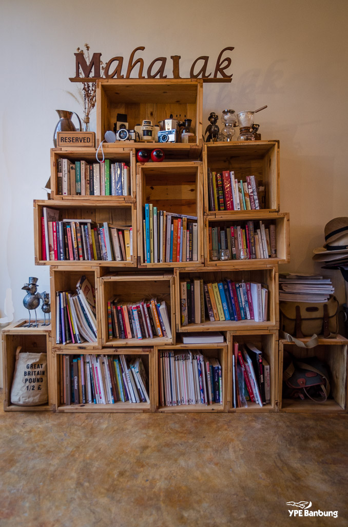 bookshelf-1-1.jpg