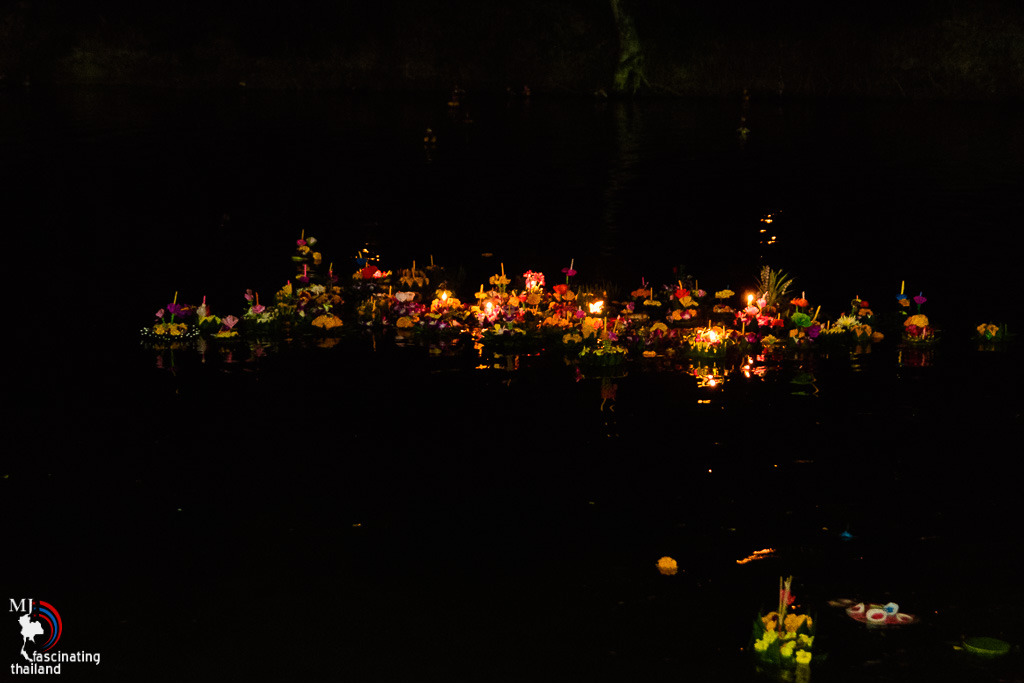 canles-joss-sticks-floating-loykrathong-1.jpg