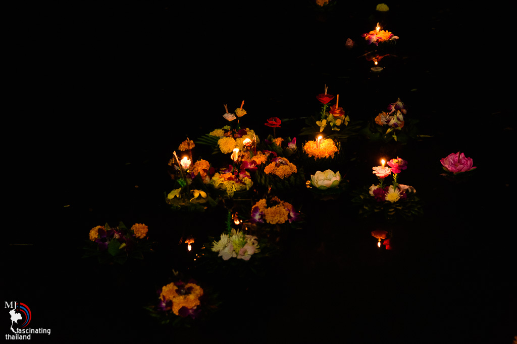 canles-joss-sticks-floating-loykrathong-2.jpg