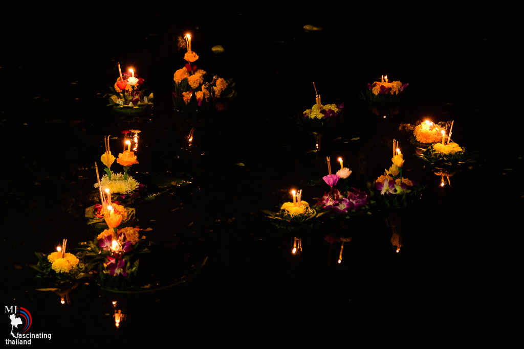 canles-joss-sticks-floating-loykrathong-3.jpg