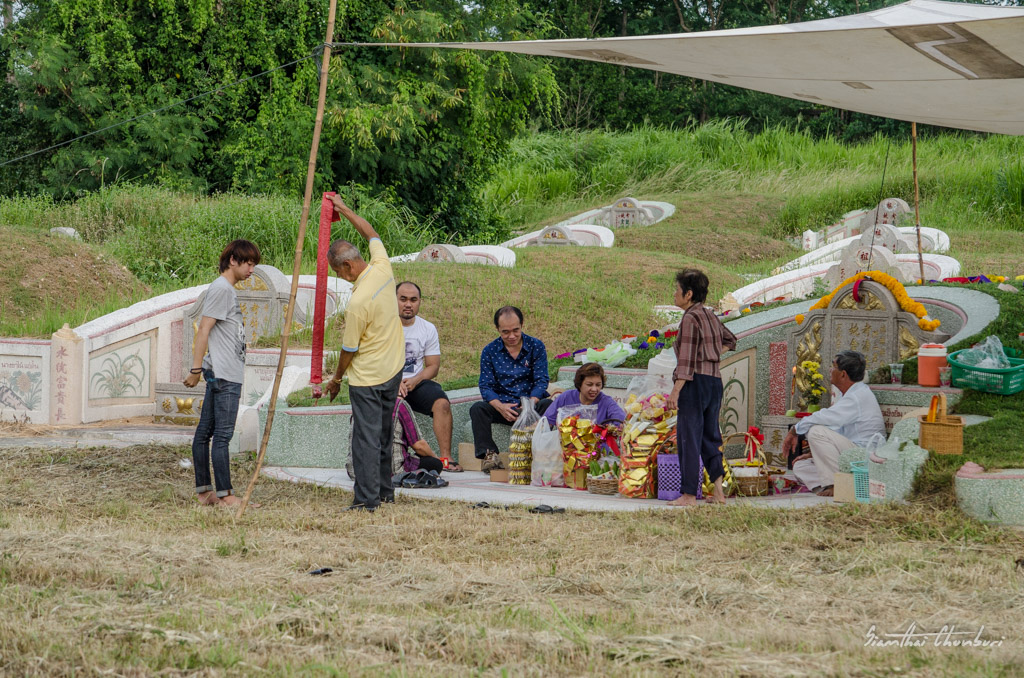 chinese-grave-yard-family-1.jpg