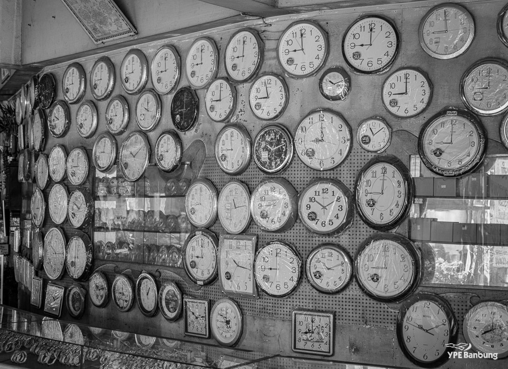 clocksbw-1.jpg