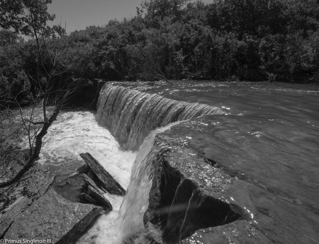 CottonwoodLakeFallsbw.jpg