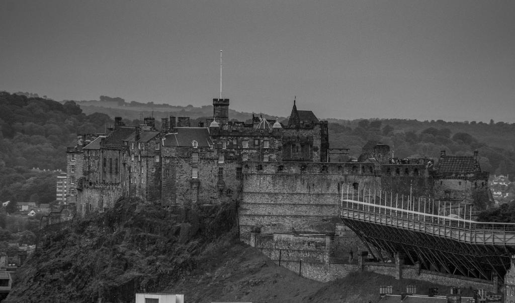 Edinbrough B-W Castle 4.jpg