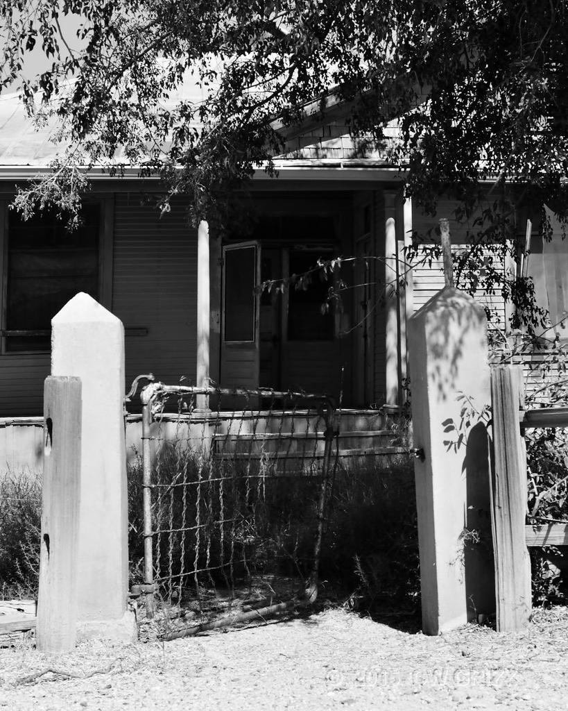 entrance-bw1-cr.jpg