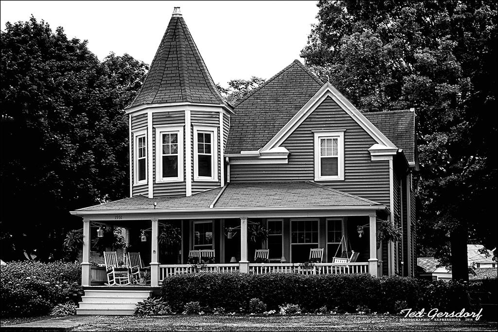 House in Lorain BWsm.jpg