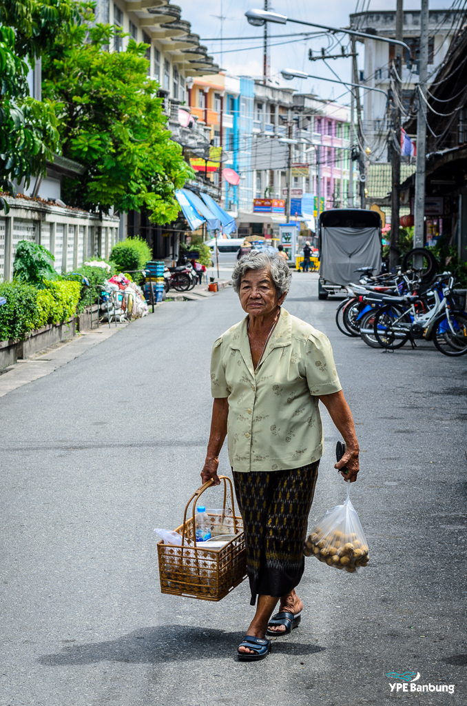 lady-at-banbung1-1.jpg