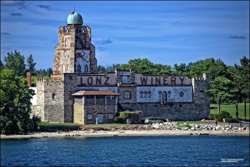 Lonz Winery 2013.jpg
