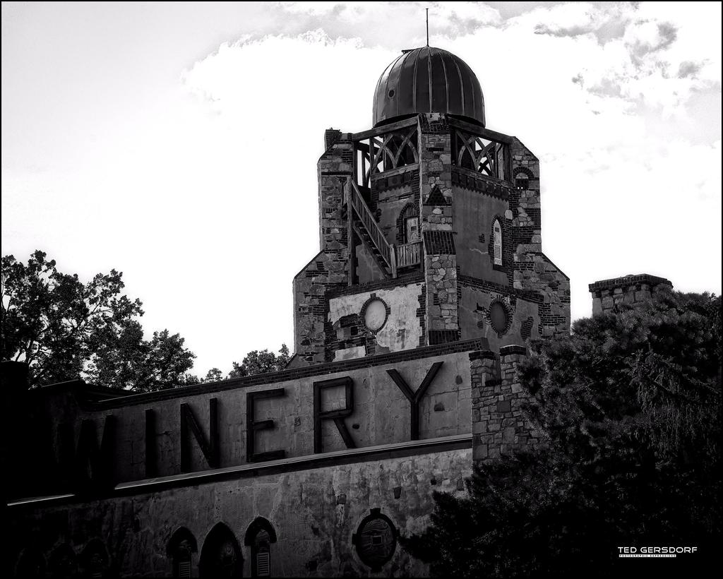 Lonz Winery Tower 2013 BW.jpg