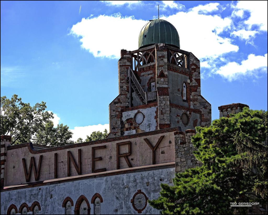 Lonz Winery Tower 2013.jpg