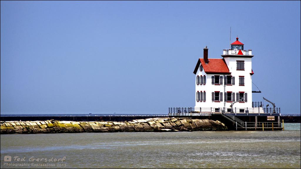 Lorain Lighthouse 1.jpg