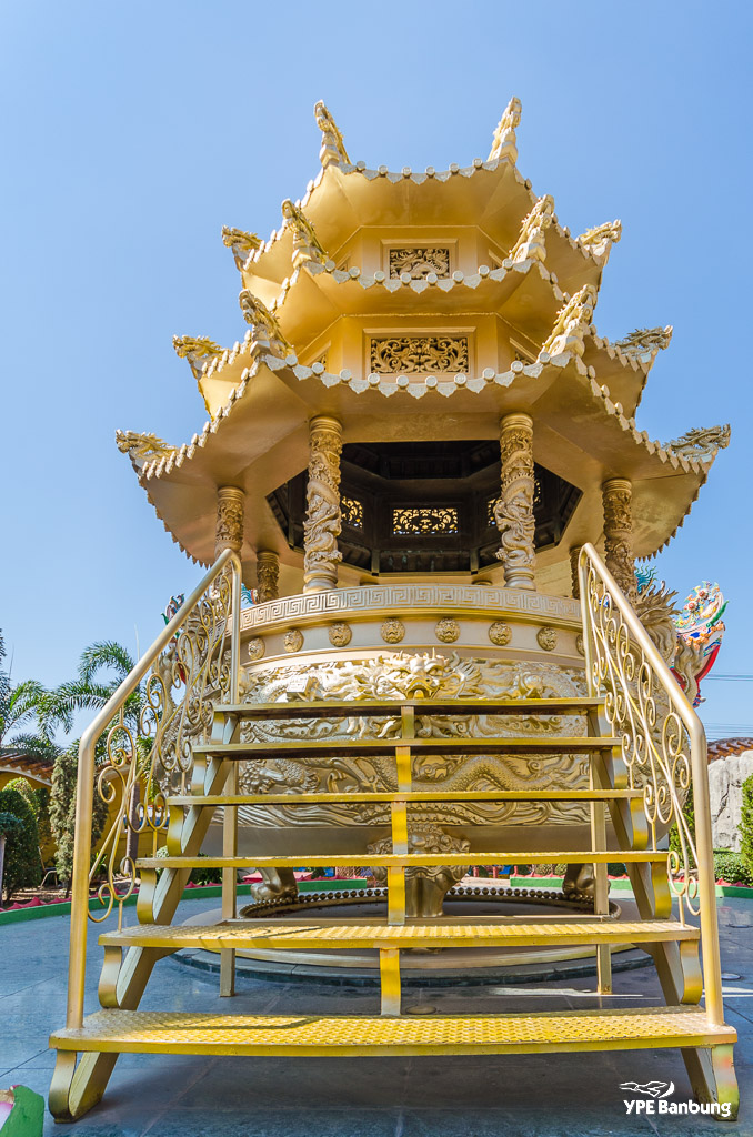 Nacha-Sa-Thai-Chue-Shrine-36.jpg
