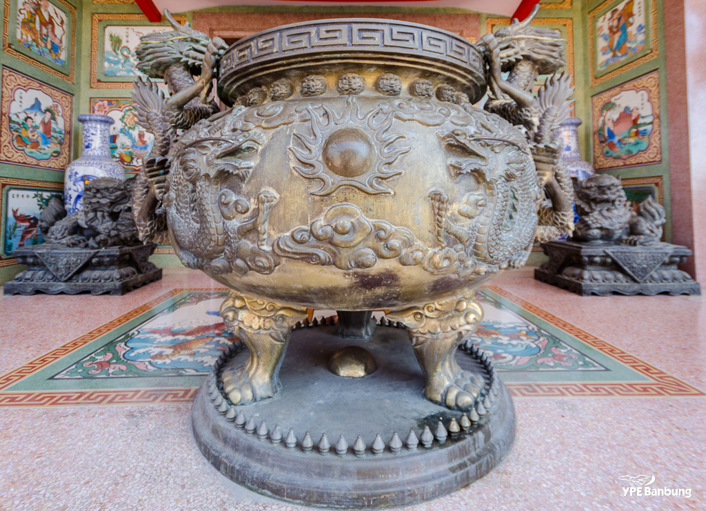 Nacha-Sa-Thai-Chue-Shrine-9.jpg