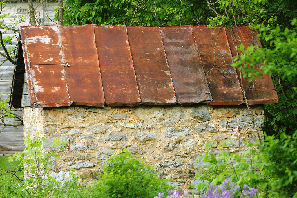 Old farm structure Latort sm.jpg