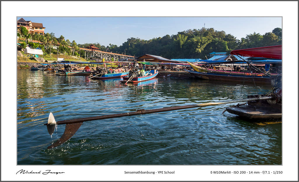 on-th-eboat-kanchanaburi-2.jpg
