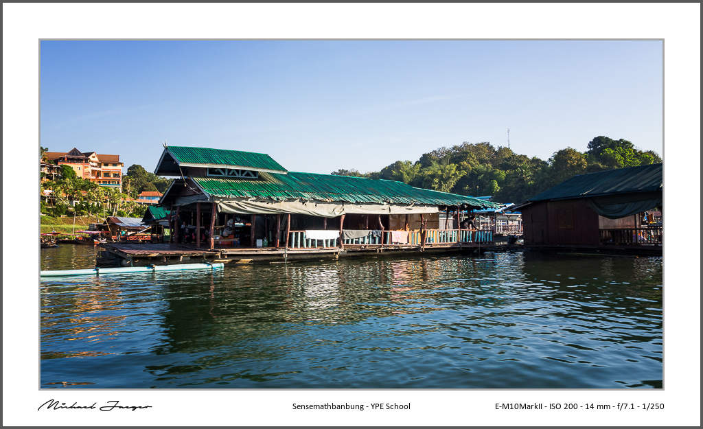 on-th-eboat-kanchanaburi-4.jpg