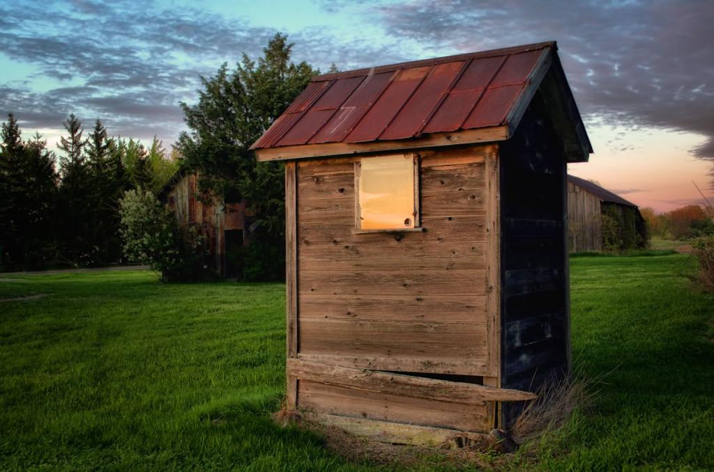 outhouse1200.jpg