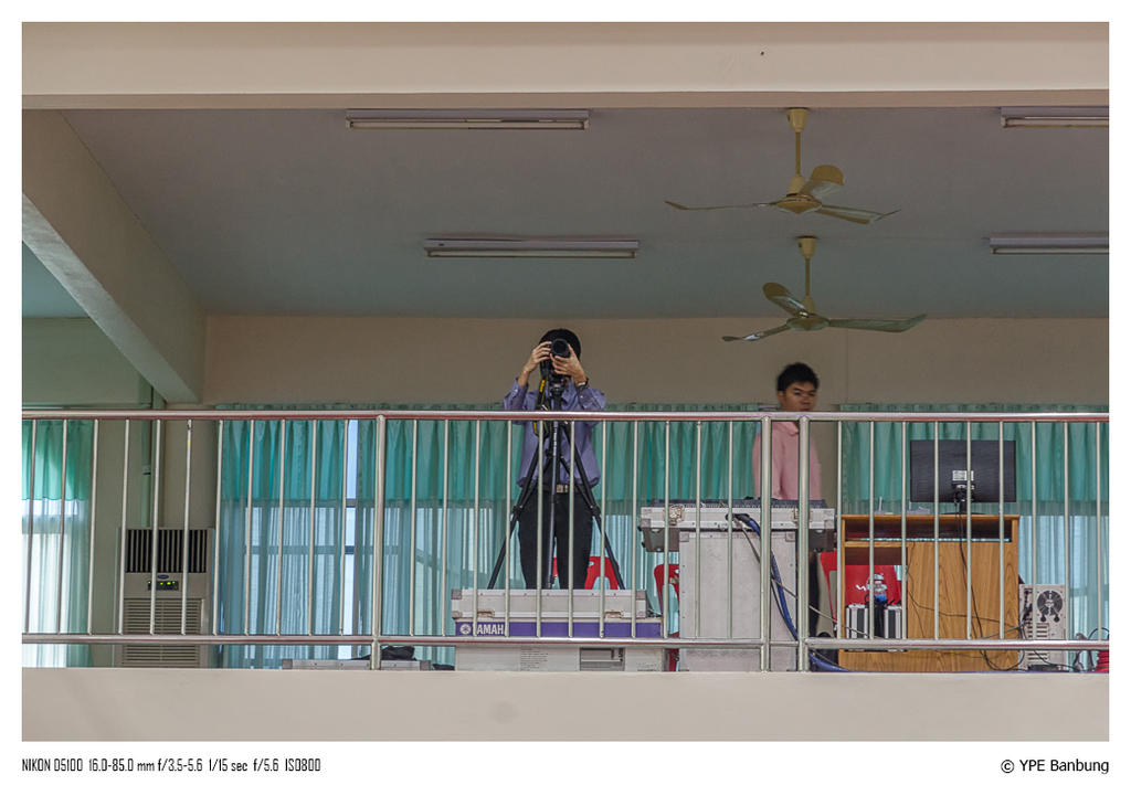 pointing-1-FrameShop.jpg
