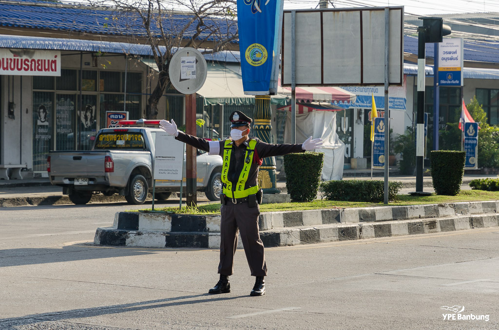 police-prying-1.jpg