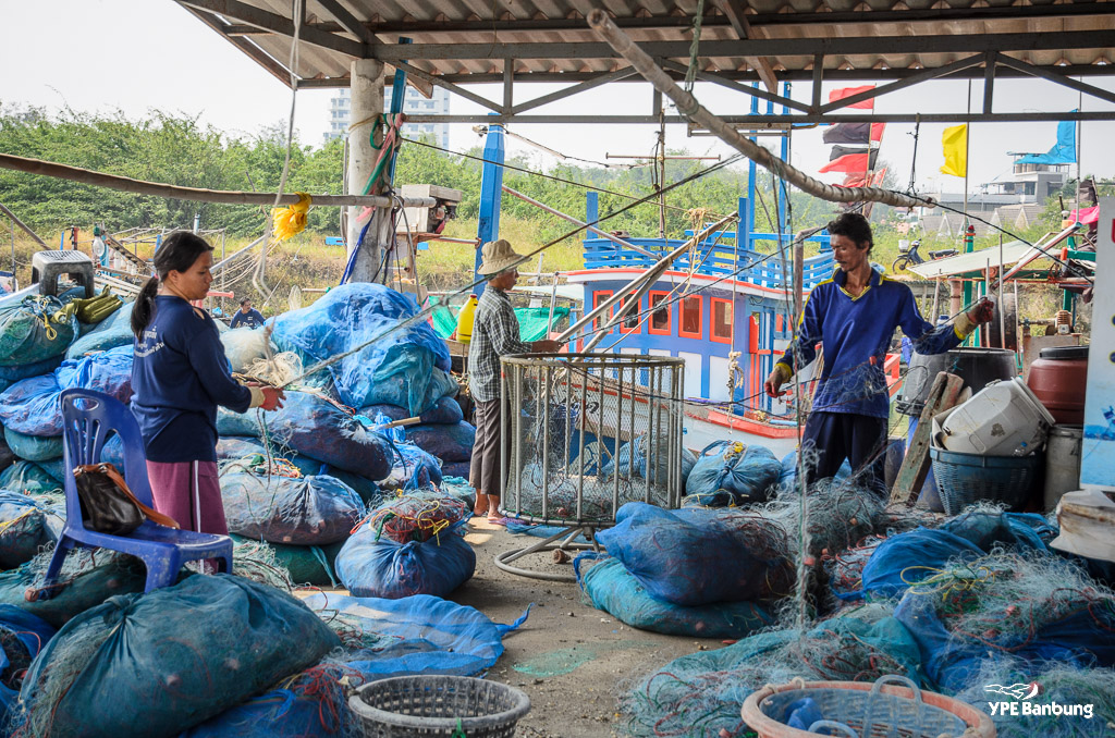 preparing-fishing-nets-1.jpg