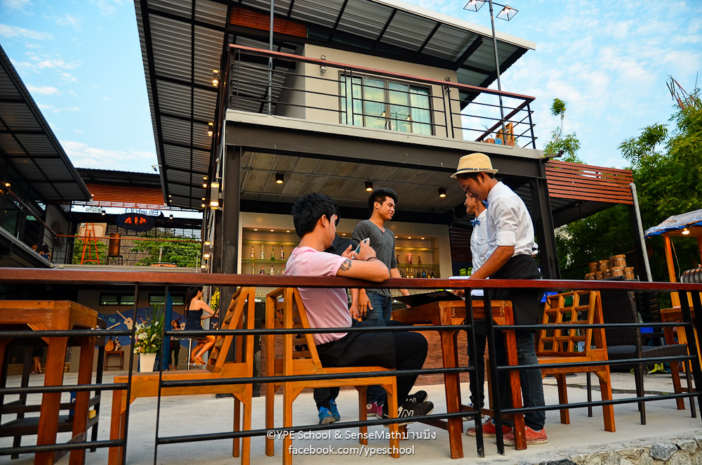 restaurantscene-1.jpg