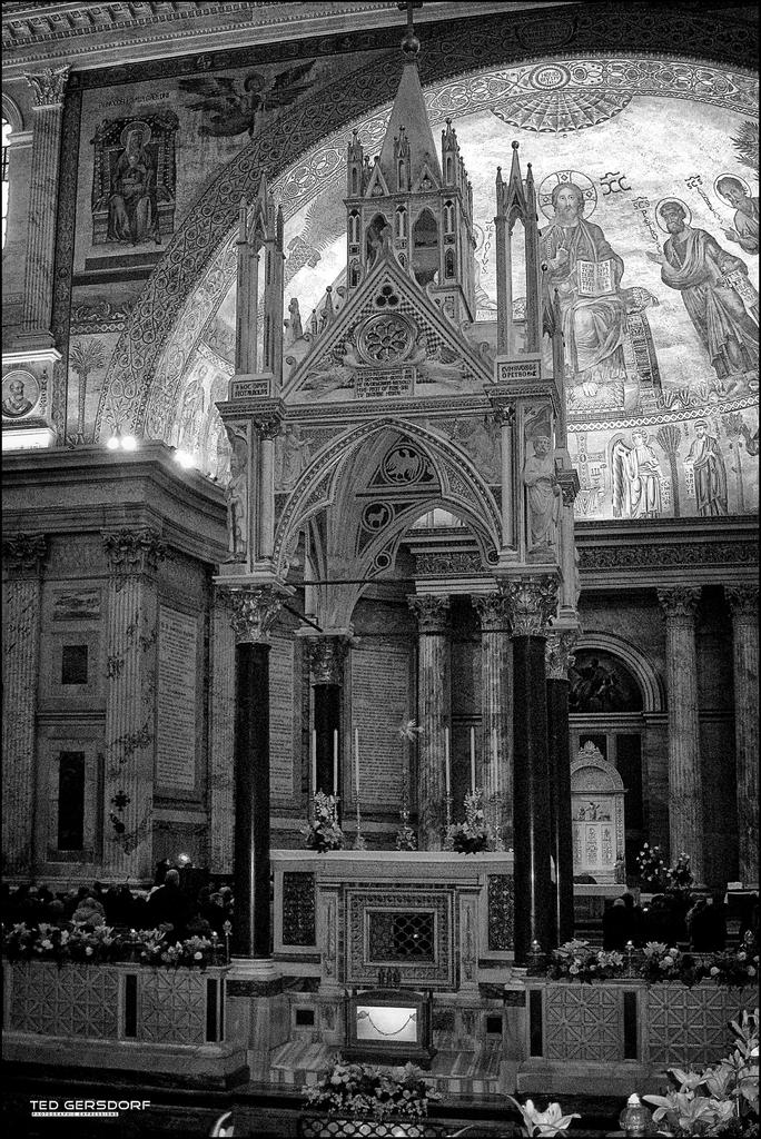 Saint Paul's Cathedral Alter, Rome.jpg