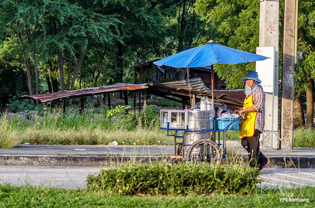 selling-ice-cream-1.jpg