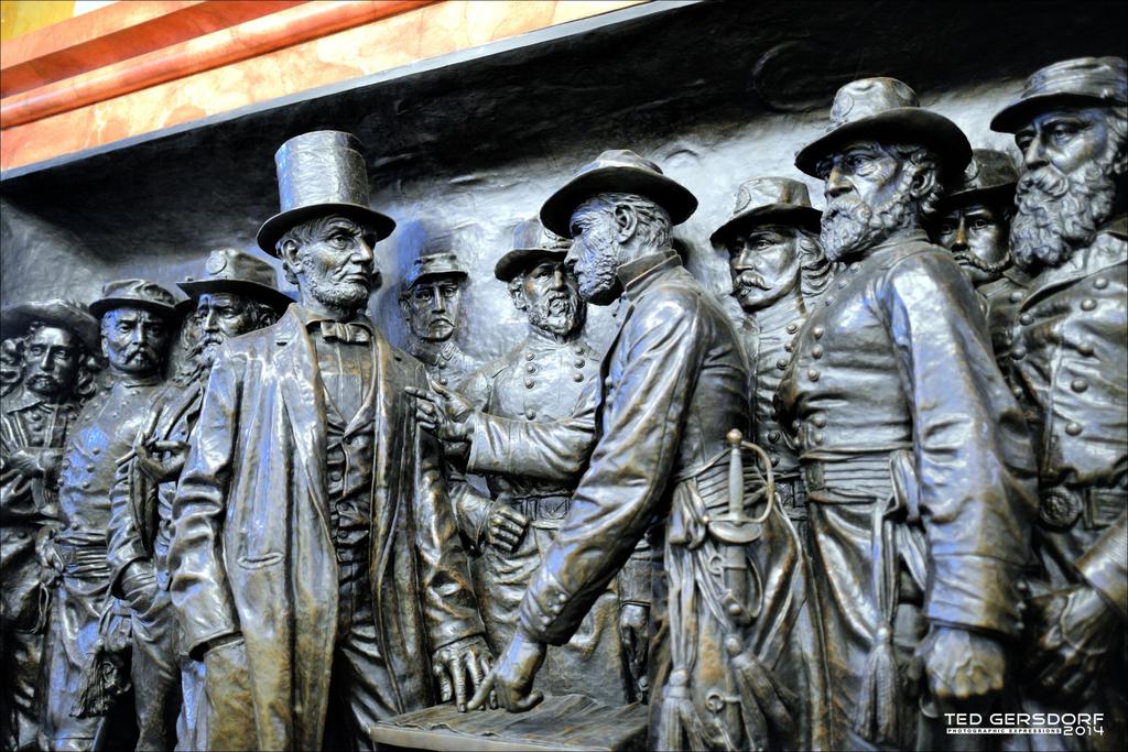 Soldiers and Sailors Monument 5_2208.jpg