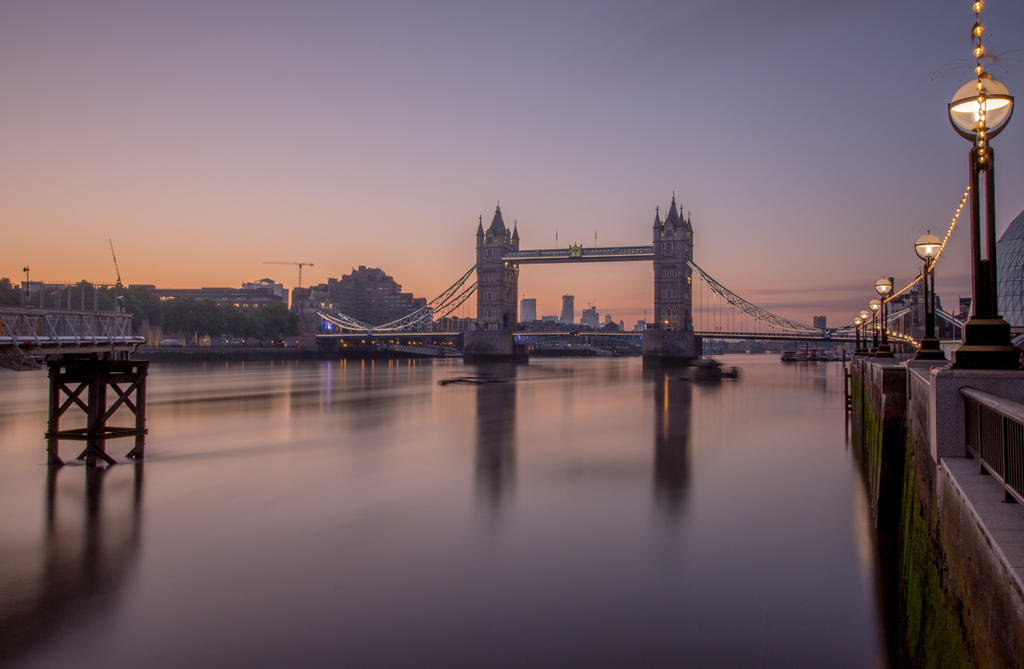 Sunrise at Tower Bridge.jpg