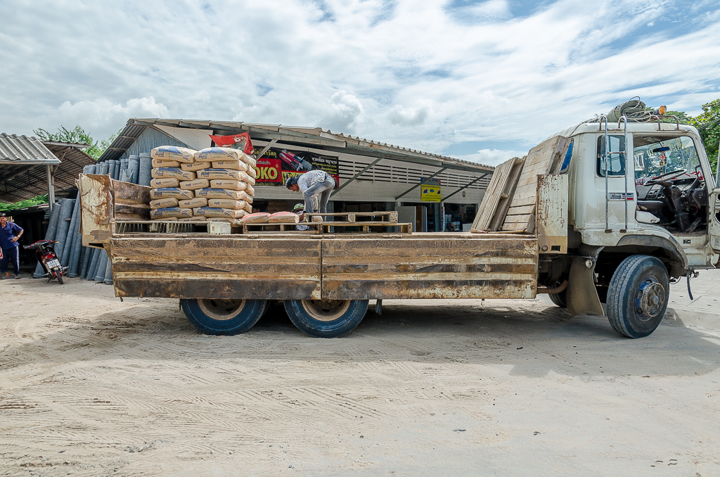 unloading-1.jpg