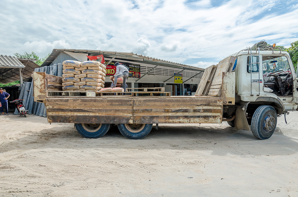 unloading-2.jpg