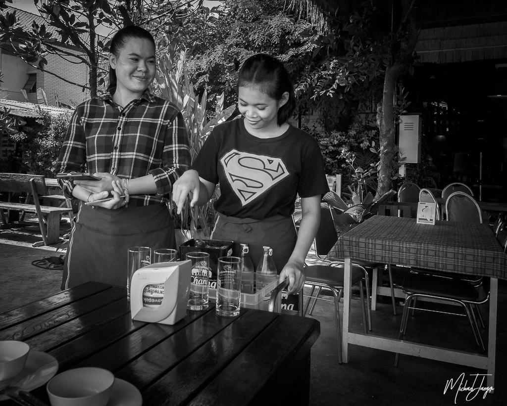 waitress-and-her-boss.jpg