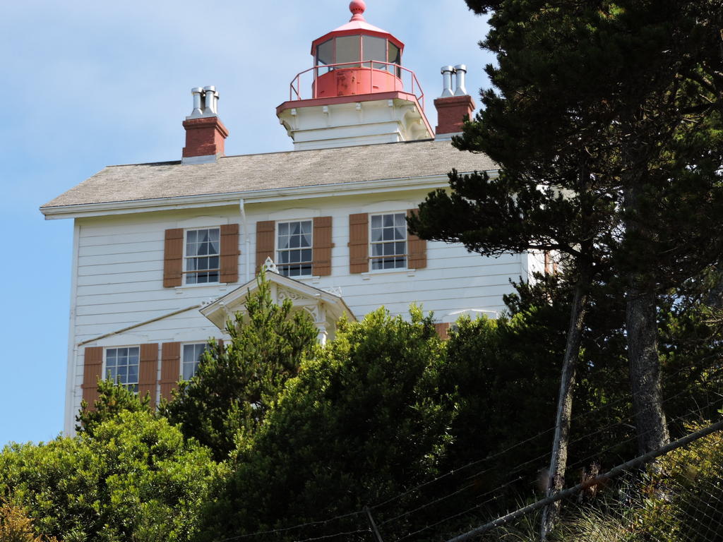 Yaquina Bay Lighthouse 2H.jpg