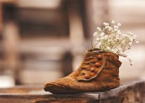 11 April 2016 - Baby Shoe With Babies Breath.jpg