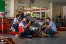 friendly-honda-guys2.jpg