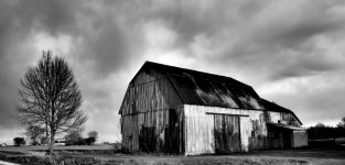 barn in black n white without noise.jpg